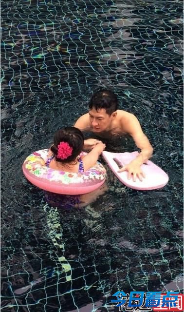 【腐女】李小璐晒甜馨萌照 抠脚大汉秒变小淑女
