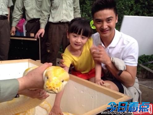 【腐女】李小璐晒甜馨萌照 抠脚大汉秒变小淑女