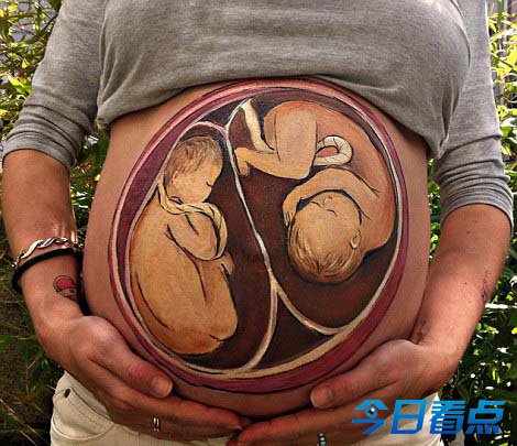 孕妇肚皮上涂鸦