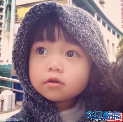 韩寒带女儿吐舌买萌 国民岳父别教坏小野