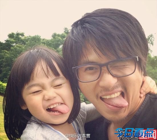 韩寒带女儿吐舌买萌 国民岳父别教坏小野