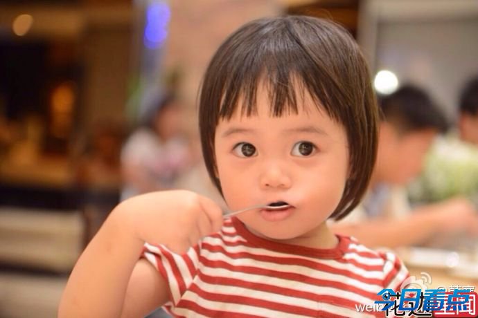 韩寒带女儿吐舌买萌 国民岳父别教坏小野