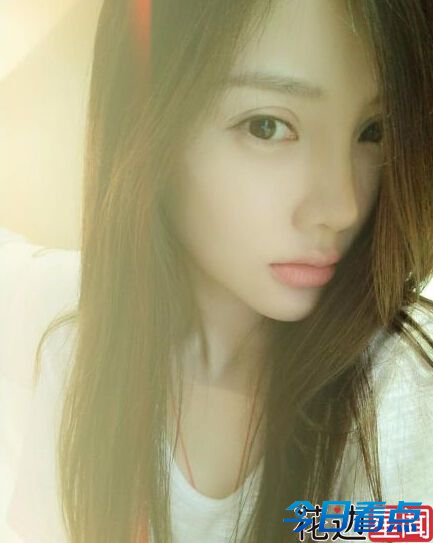 李小璐晒素颜美照 双眼皮可以夹死苍蝇 
