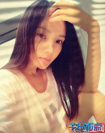 李小璐晒素颜美照 双眼皮可以夹死苍蝇 