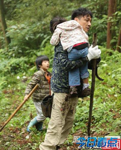 《爸爸2》吴镇宇再度严厉教子 姐姐摔倒费曼被呵斥