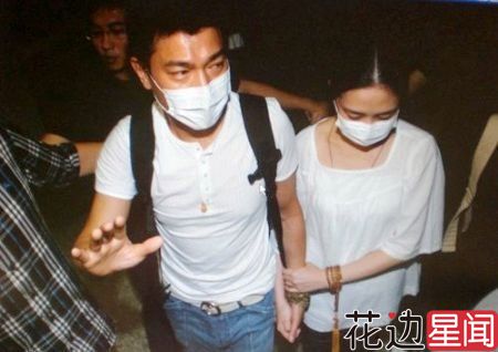 陈楚生隐婚首曝与老婆亲密合影 承认将当爸