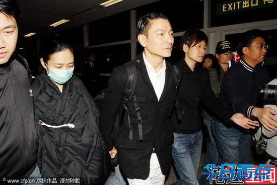 陈楚生隐婚首曝与老婆亲密合影 承认将当爸