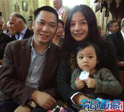 陈楚生隐婚首曝与老婆亲密合影 承认将当爸