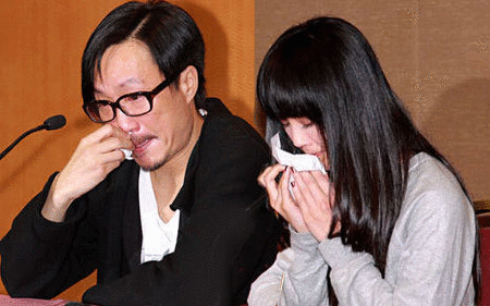 陈楚生隐婚首曝与老婆亲密合影 承认将当爸