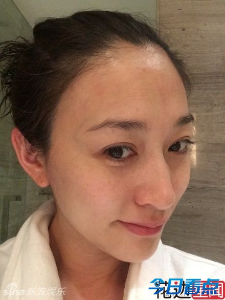 38岁李小冉半夜晒素颜 眼袋吓人满脸雀斑