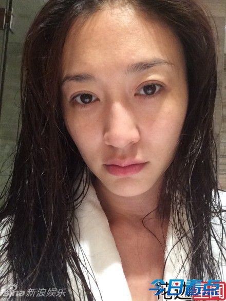 38岁李小冉半夜晒素颜 眼袋吓人满脸雀斑