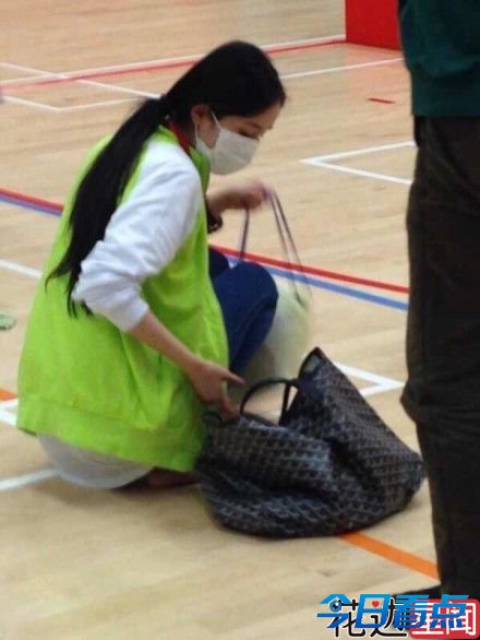 杨幂低调参加佛学青年研讨会 戴口罩无人识