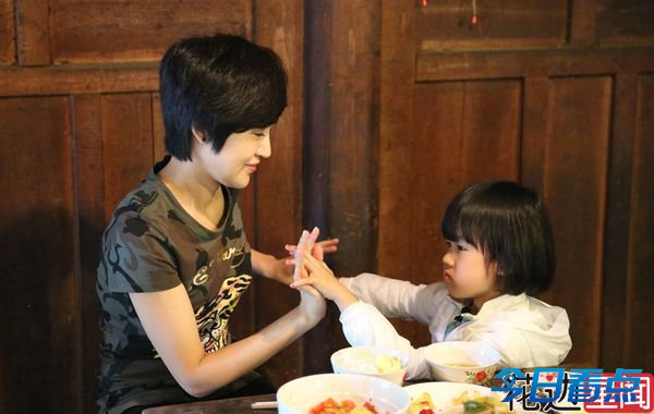 《爸爸2》五位妈妈突访探班 吴镇宇妻子曝光