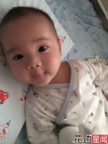 梁静茹微博秀子上瘾 尖下巴大眼被赞男神