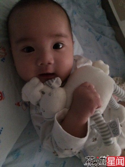 梁静茹微博秀子上瘾 尖下巴大眼被赞男神