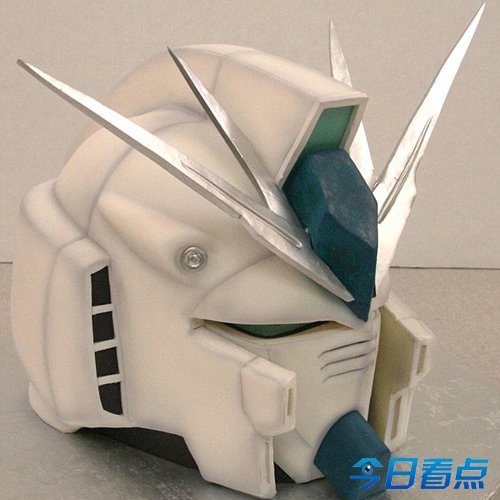 美面包师巧手制作造型逼真蛋糕