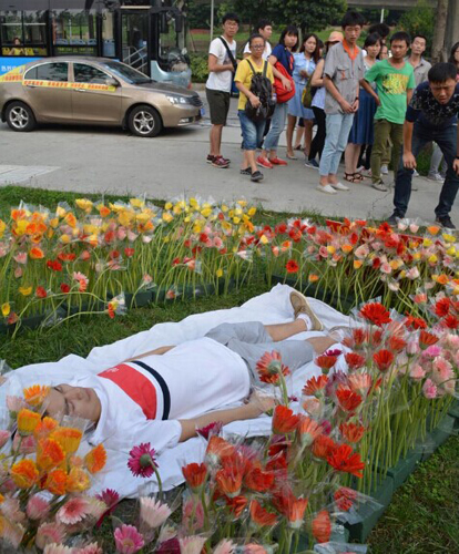 大学生办追悼会体验死亡