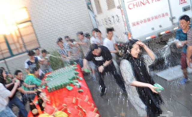 范冰冰遭群男喷射啤酒 衣裙湿透春光大泄