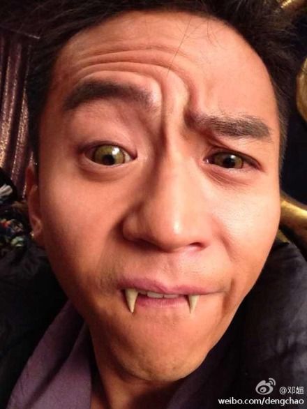 邓超穿童装扮巨婴满脸饭渣 网友：正常点吧