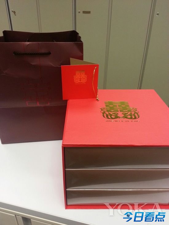 汤唯与老公婚后首现身 黑超戴帽素颜雷人