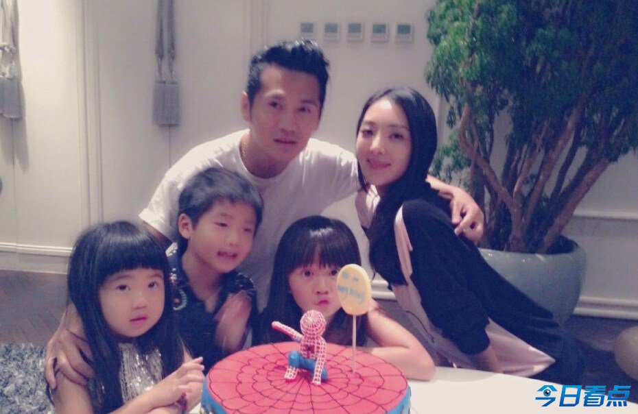 曹格邀众星为joe庆生 啃脸狂魔多多再现身