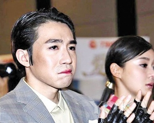 俞灏明晒照引网友哀叹 面目扭曲风光不再