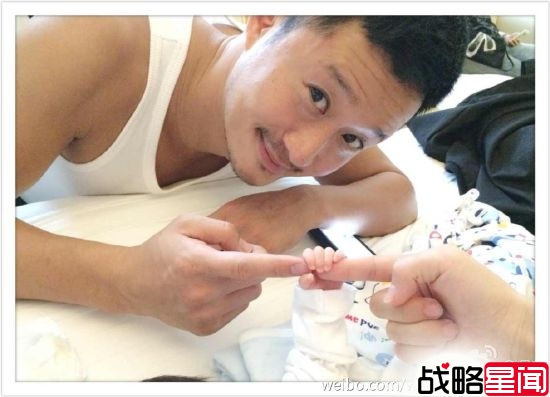 吴京握着儿子的小手