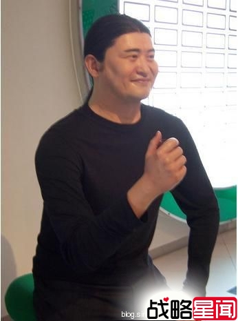 周杰伦蜡像撞脸任贤齐 像葛优戴了假发