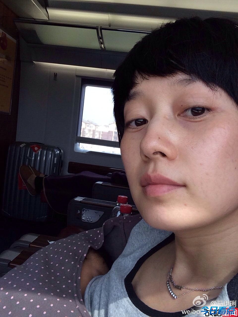 胡可儿子甜蜜献吻妈咪 沙溢受冷落急红眼