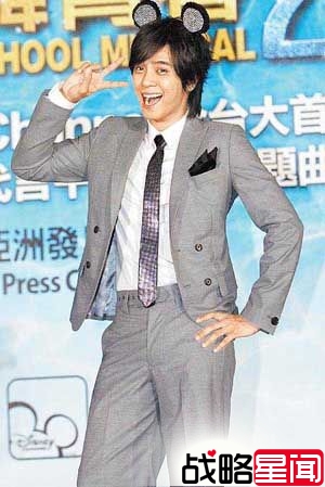 谢霆锋被林志玲“上身” 狂摸林丹暧昧发嗲