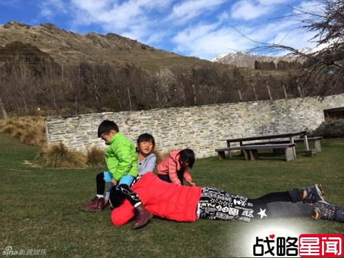 陆毅遭萌娃“暴打”  黄磊背马桶曹格满箱尿布 