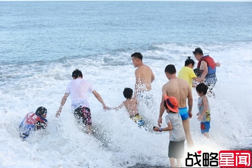 爸2老爸遭冲浪惩罚 近尾声多多唱哭老爸