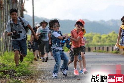 爸2老爸遭冲浪惩罚 近尾声多多唱哭老爸