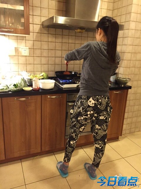 李小璐下厨做爱心晚餐 大爷贾乃亮享口福