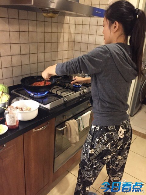 李小璐下厨做爱心晚餐 大爷贾乃亮享口福