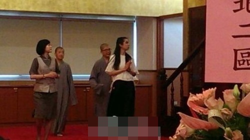 王祖贤素颜现身显消瘦 被问只说阿弥陀佛