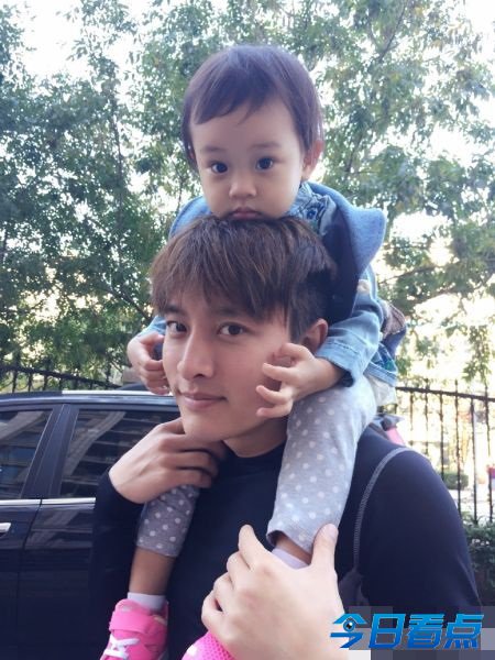 李小璐穿母女装扮小红帽 甜馨呆萌惹人爱