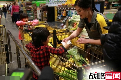 费曼购物狂抱蔬菜 姐姐看到糖果挪不开步