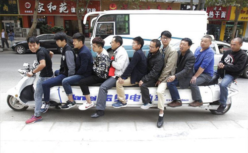 郑州“航母”电动车 惊呆路人