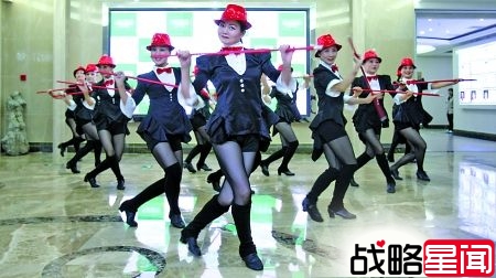 12名大妈整容上春晚：再不疯狂就老了