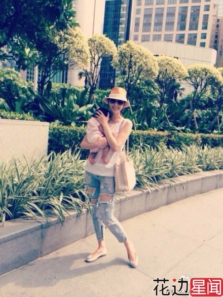 吴佩慈女儿已长牙会爬行 粉衣卷发超可爱