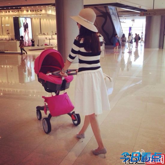 吴佩慈女儿已长牙会爬行 粉衣卷发超可爱
