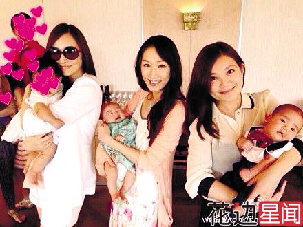 吴佩慈女儿已长牙会爬行 粉衣卷发超可爱