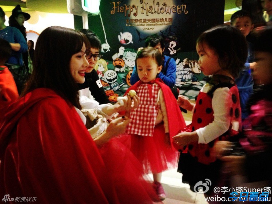 李小璐穿母女装扮小红帽 甜馨呆萌惹人爱