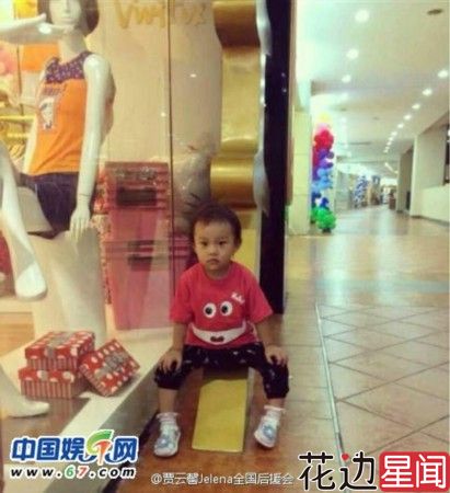 李小璐晒甜馨招牌手势照 眼神飘游想心事