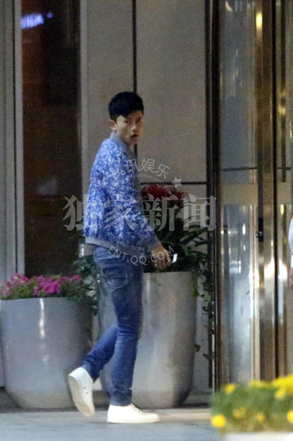 谢娜深夜返家前呼后拥 肚圆叉腰疑有身孕