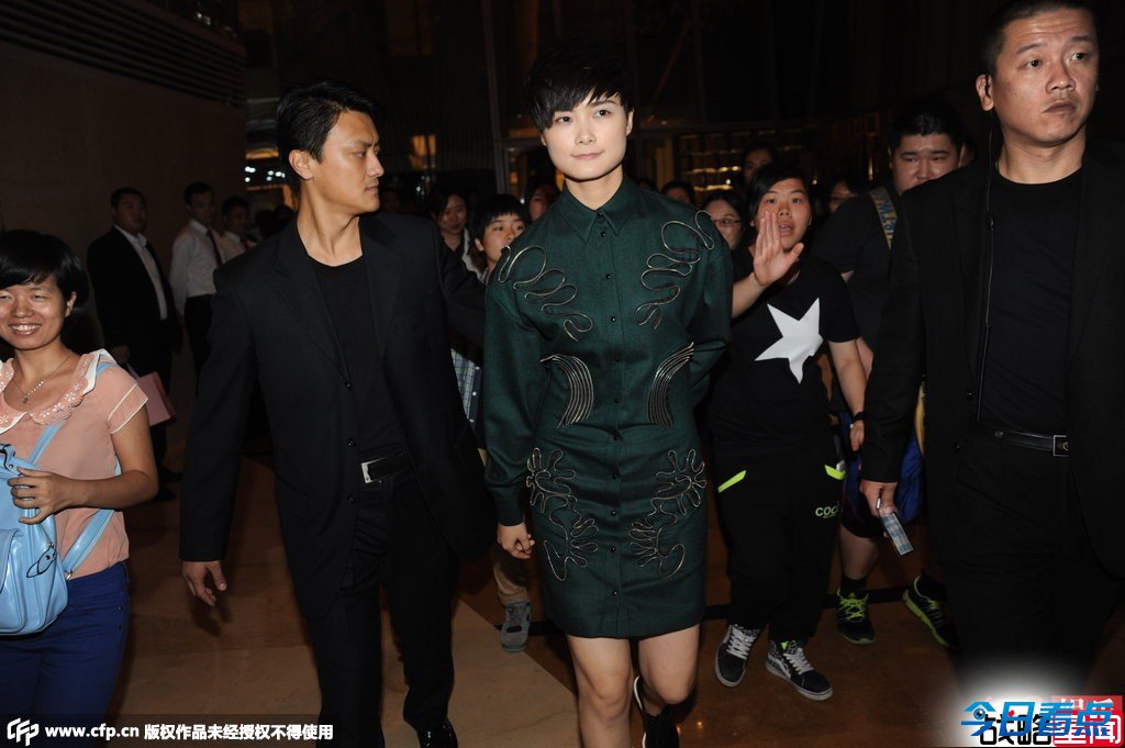 李宇春转型紧身裙裹身 曝遭央视封杀黑幕