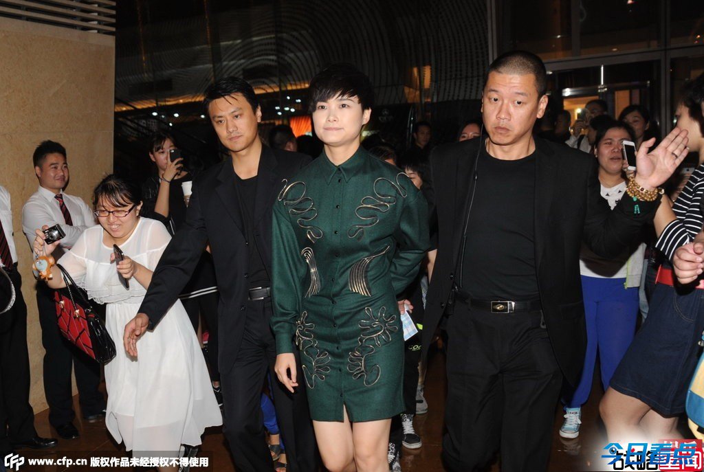 李宇春转型紧身裙裹身 曝遭央视封杀黑幕