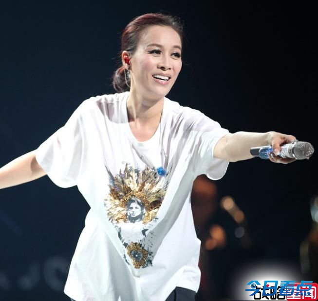 李宇春转型紧身裙裹身 曝遭央视封杀黑幕