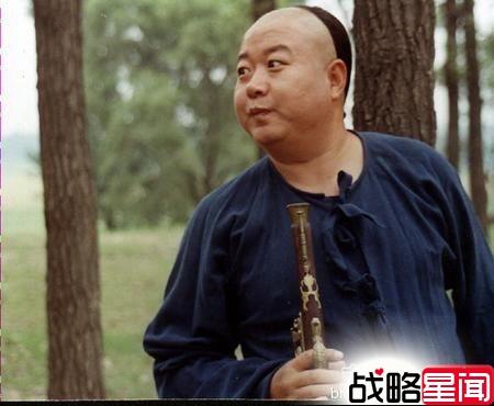 霍启刚险被货车撞倒 郭晶晶救夫拽回路边
